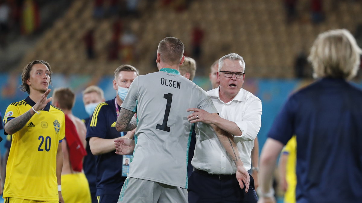 Förbundskapten Janne Andersson klappar om Robin Olsen efter Spanienmatchen.