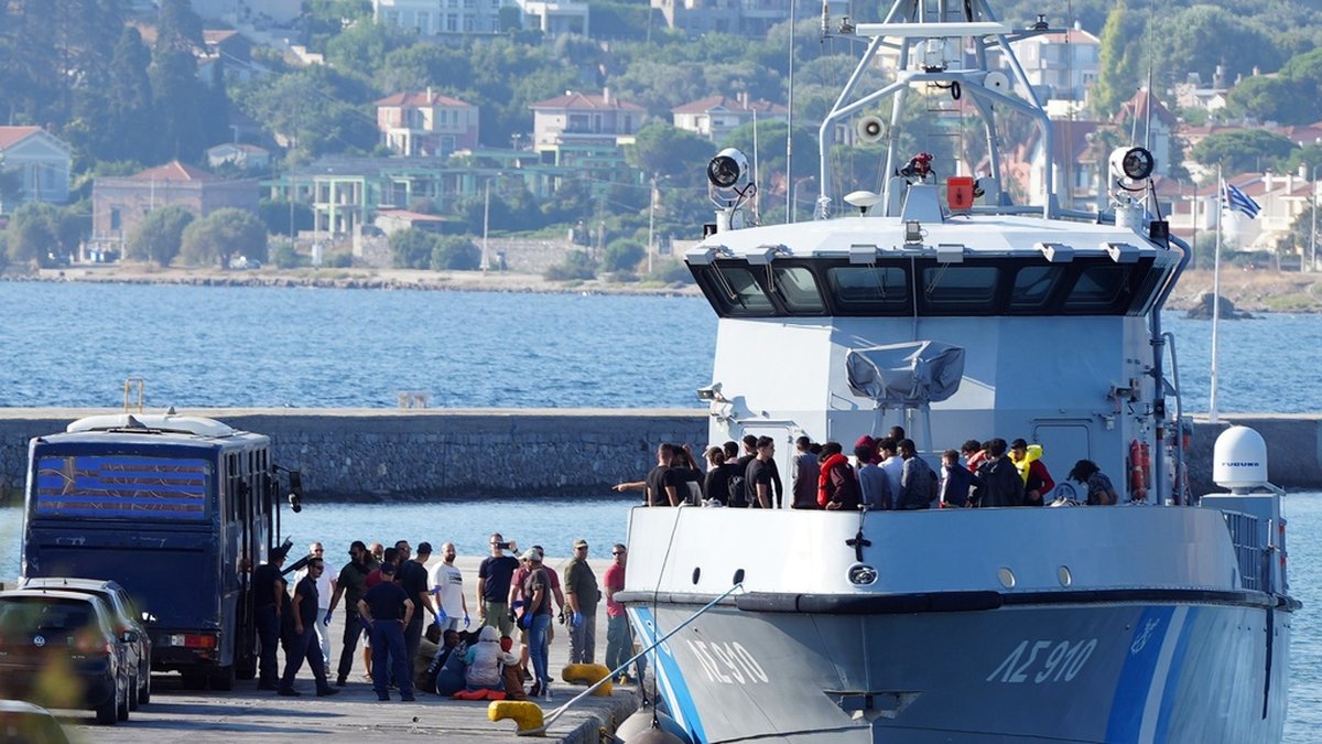 Det kan bli svårt att se någon effekt av EU:s nya migrationspolitik på kort sikt, enligt en expert. På bilden går migranter av en grekisk kusträddningsbåt efter en räddningsoperation utanför ön Lesbos i augusti. Arkivbild.