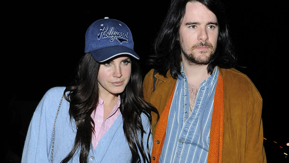 Sångerskan Lana Del Rey och hennes pojkvän Barrie-James ONeill lämnar en musikstudio i London.