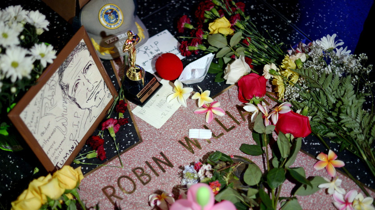 Världen över hedras Robin Williams minne. Här vid hans stjärna på Hollywood Boulevard.