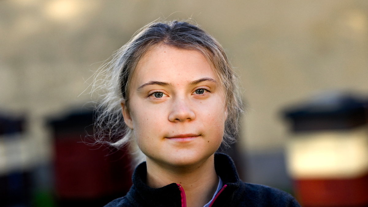 Greta Thunberg ryggar inte för att bli politisk i sin bok 'Klimatboken' där hon samlat massor av experter på klimatkrisen. 'Jag utnyttjar den här möjligheten att gå åt lite hårdare', säger hon.