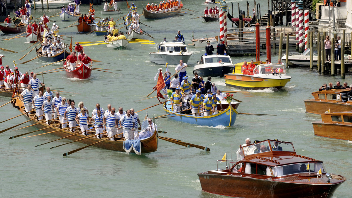 1: Venedig. Den italienska kanalstaden anses vara en av världens mest romantiska. Under lång tid har den sjunkit mer och mer och på grund av de många översvämningar som inträffar varje år skulle Venedig kunna bli obeboelig innan århundradets slut. 
