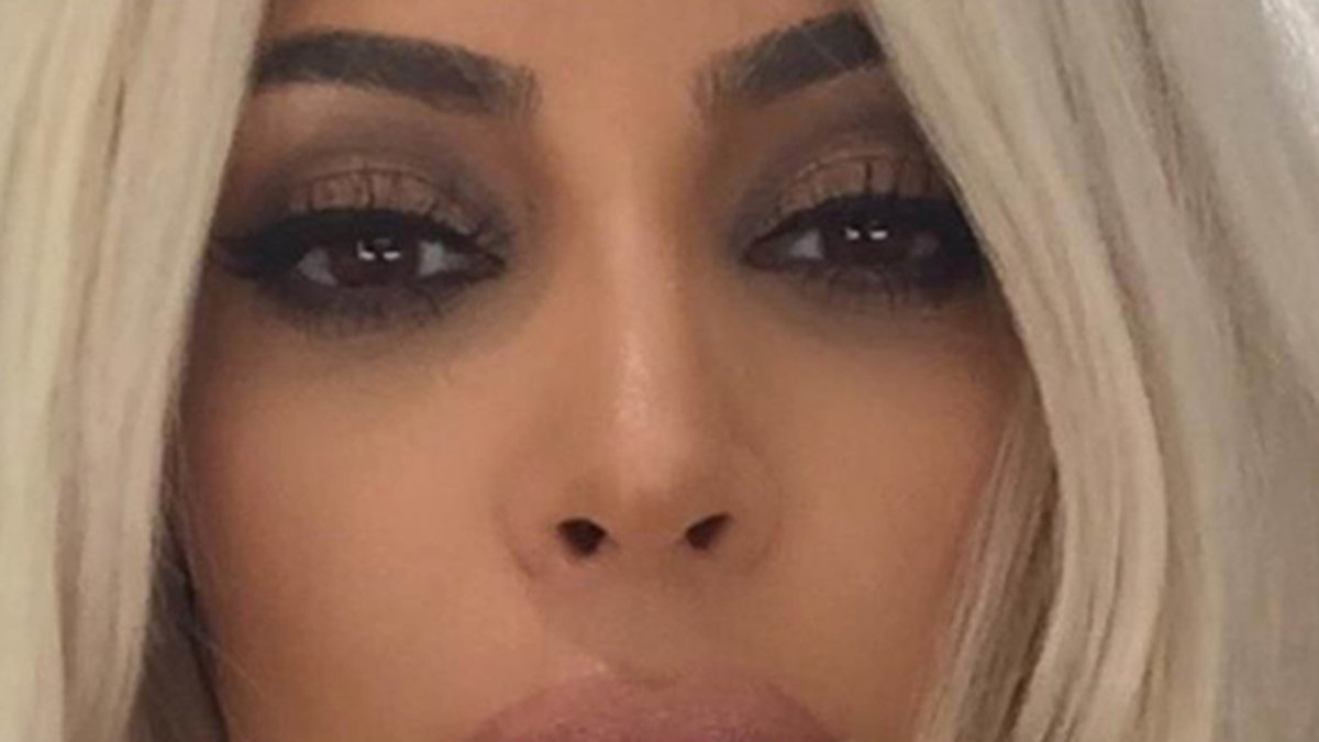 Kim Kardashian tar en selfie och är stolt över sin lipliner. Men många undrar om hon inte förstorat sina läppar som lillasyster Kylie Jenner. 