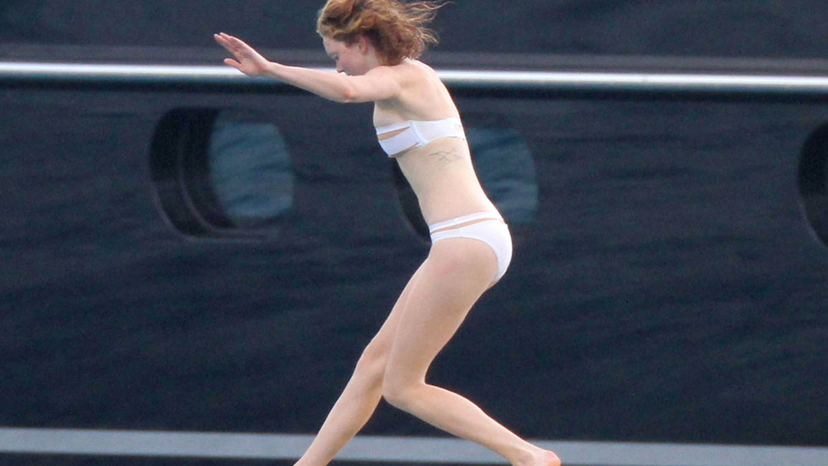 Modellen Lily Cole hoppar ner i havet. 