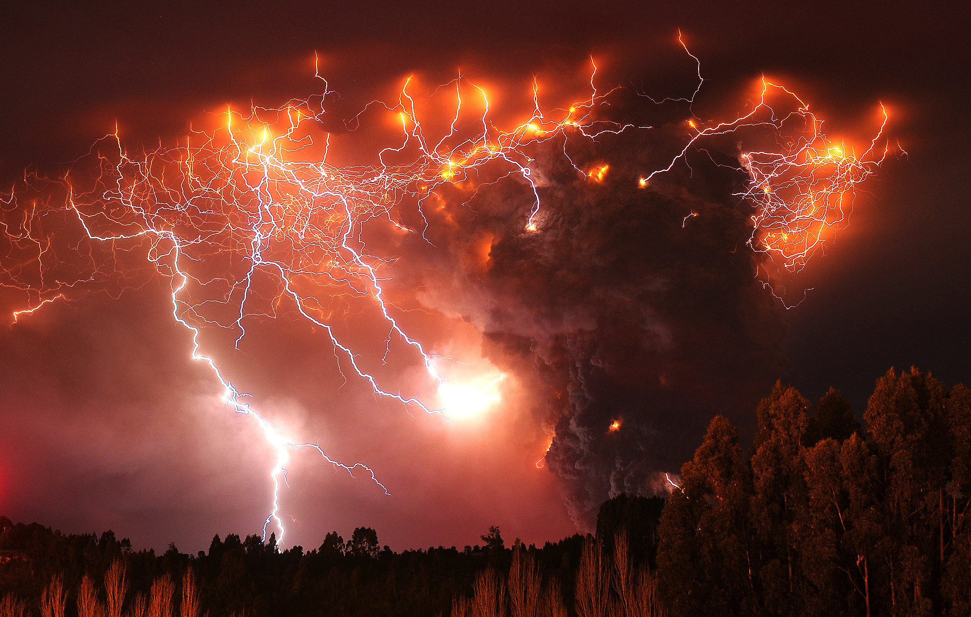 Den 4 juni 2011 utbryter ett vulkanutbrott i Chile. 3000 människor tvingades fly från sina hem till följd av utbrottet. 