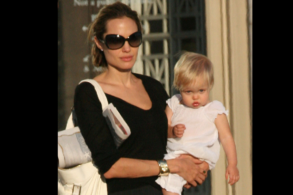 Angelina Jolie med dottern när hon var mindre. Även hon har en riktigt plutmun. Angelina Jolie med dottern när hon var mindre. Även hon har en riktigt plutmun.