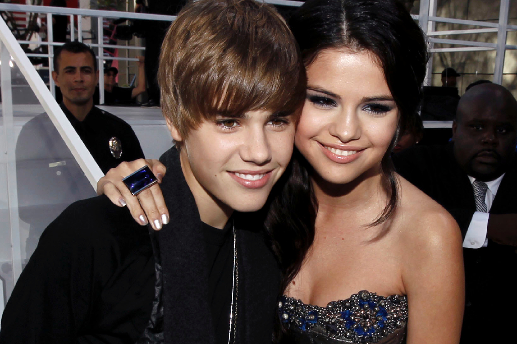 Många småtjejers hjärtan gick i kras när det blev offentligt att Bieber och Selena Gomez var ett par.