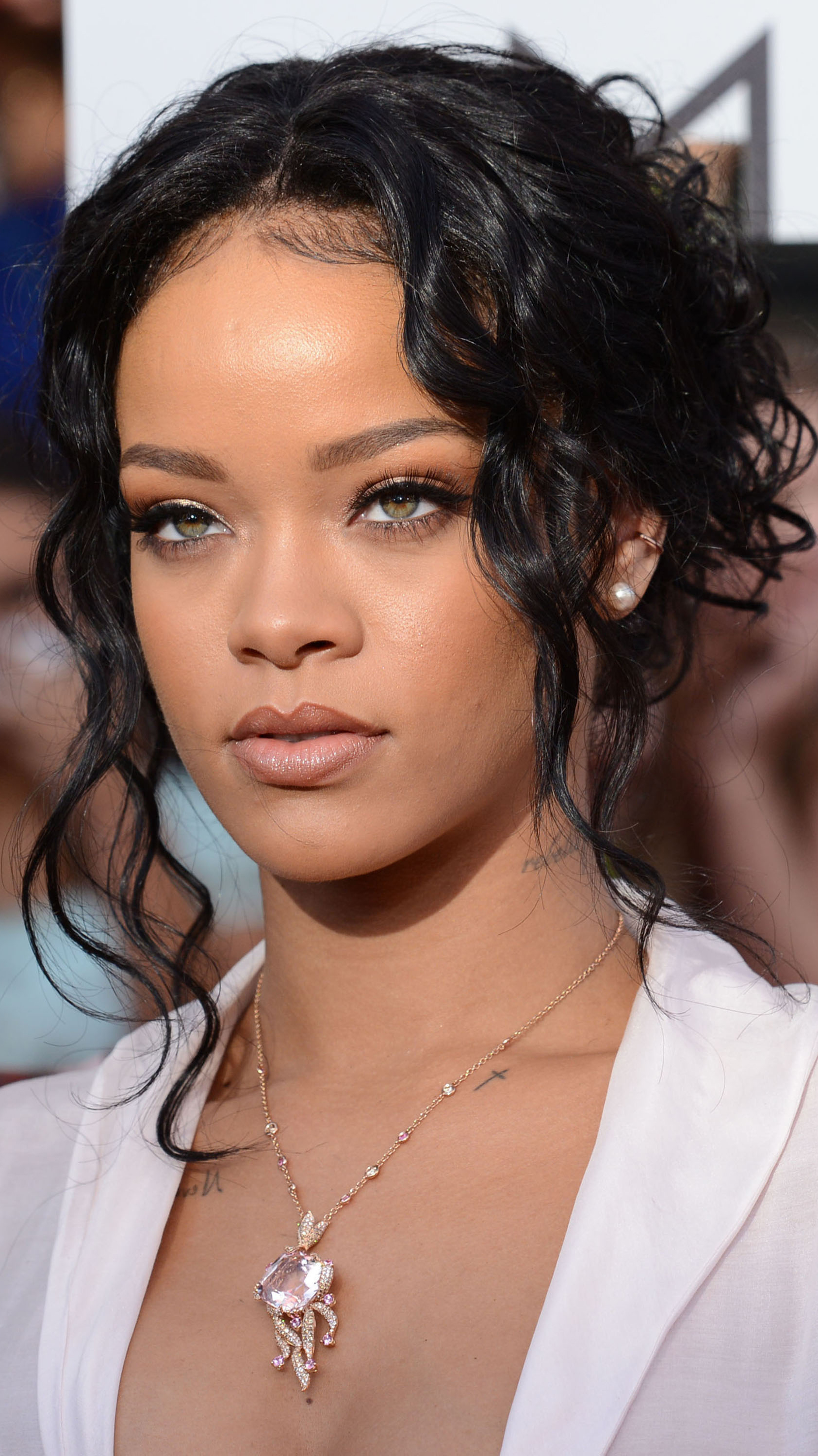 Rihanna var vacker i vitt. Rihanna var vacker i vitt.