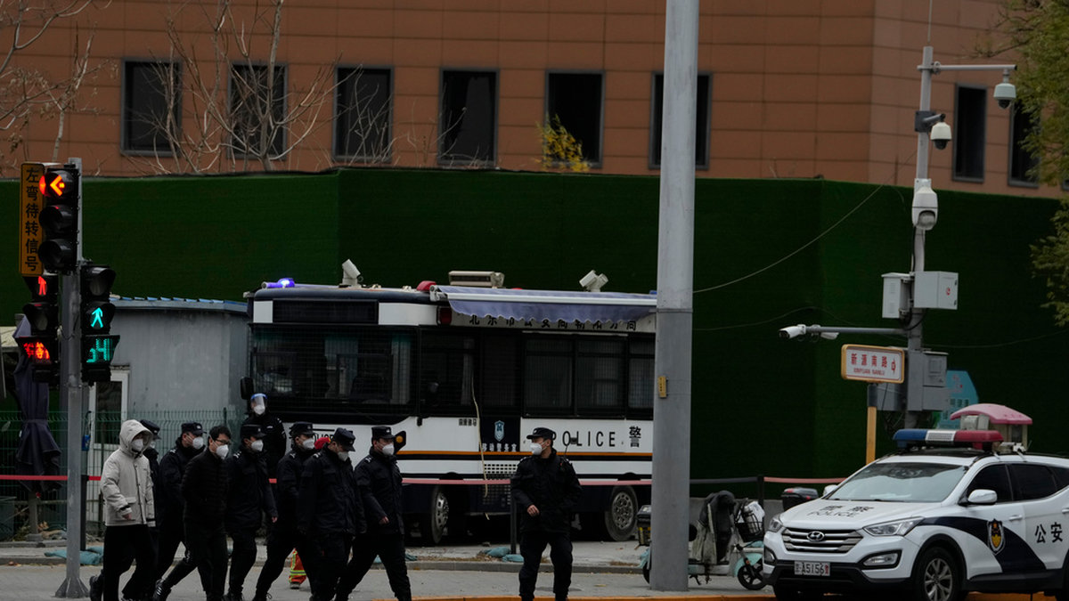 Säkerhetspersonal vid en korsning i Peking där demonstrationer hölls dagen innan. Bilden togs under måndagen.
