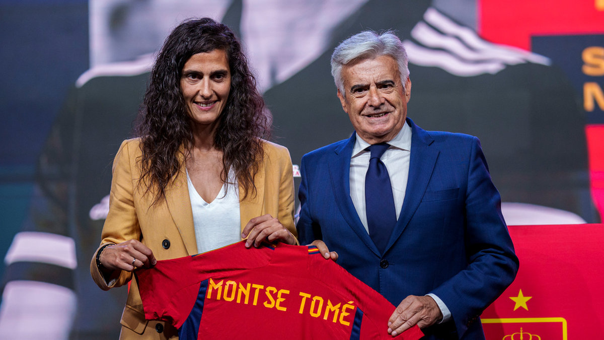 Pedro Rocha har valts till ordförande för Spaniens fotbollsförbund. Här ses han när Montse Tomé utnämndes till förbundskapten för landets damlandslag i höstas. Arkivbild.