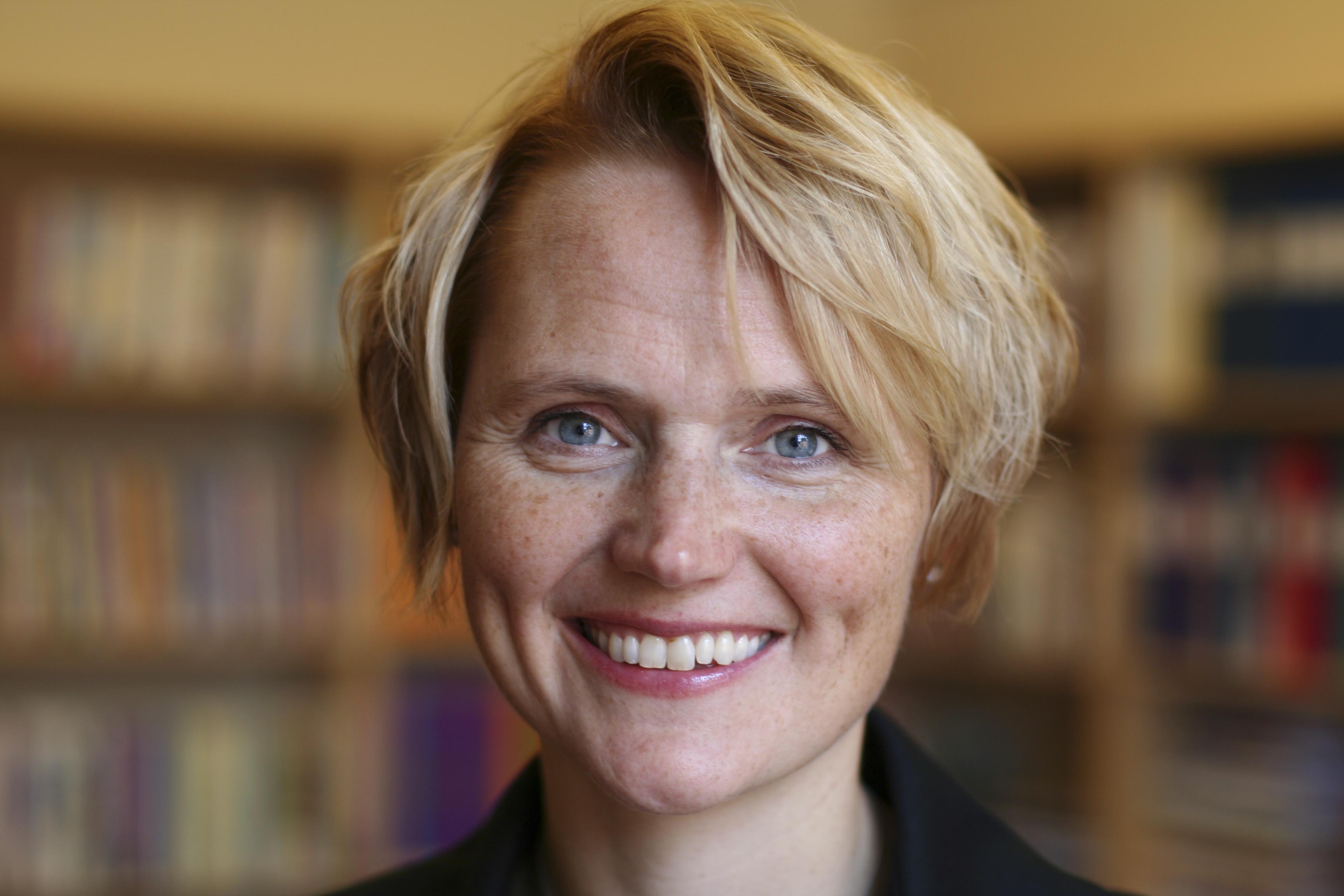 Nu kräver hon att IT-minister Anna-Karin Hatt (c) inleder det viktiga reformarbetet för Ipad till folket.