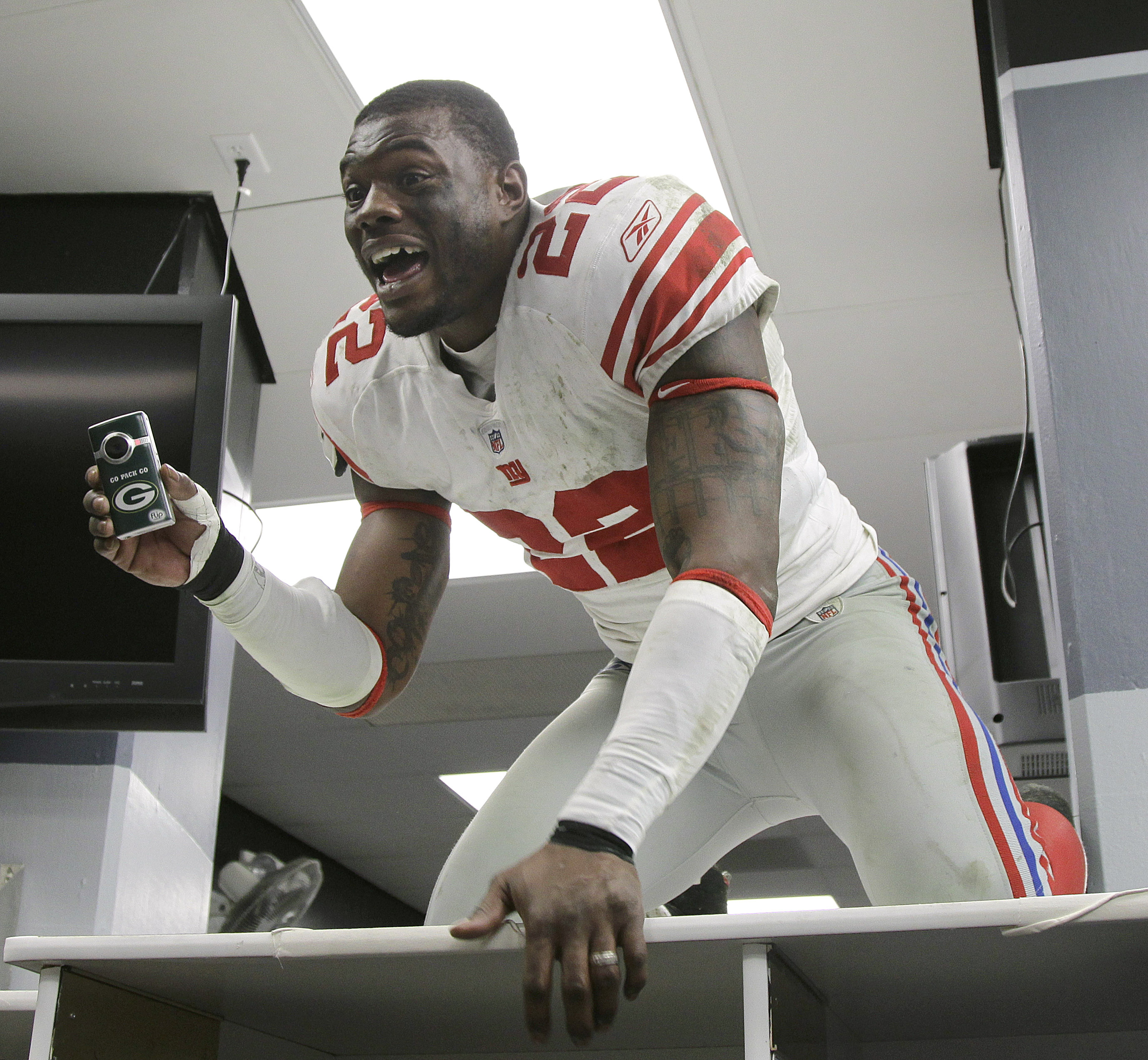 Derrick Martin firar Gigants seger med 20-17. En seger som innebär att New York-laget nu gör sin andra resa till Super Bowl inom loppet av fyra år. Derrick Martin firar Gigants seger med 20-17. En seger som innebär att New York-laget nu gör sin andra resa till Super Bowl inom loppet av fyra år.