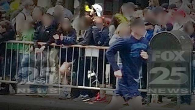 Tevebilder fångade mannen precis vid bombplatsen. Han pratar i telefon och tittar uppåt. Tevebilder fångade mannen precis vid bombplatsen. Han pratar i telefon och tittar uppåt.