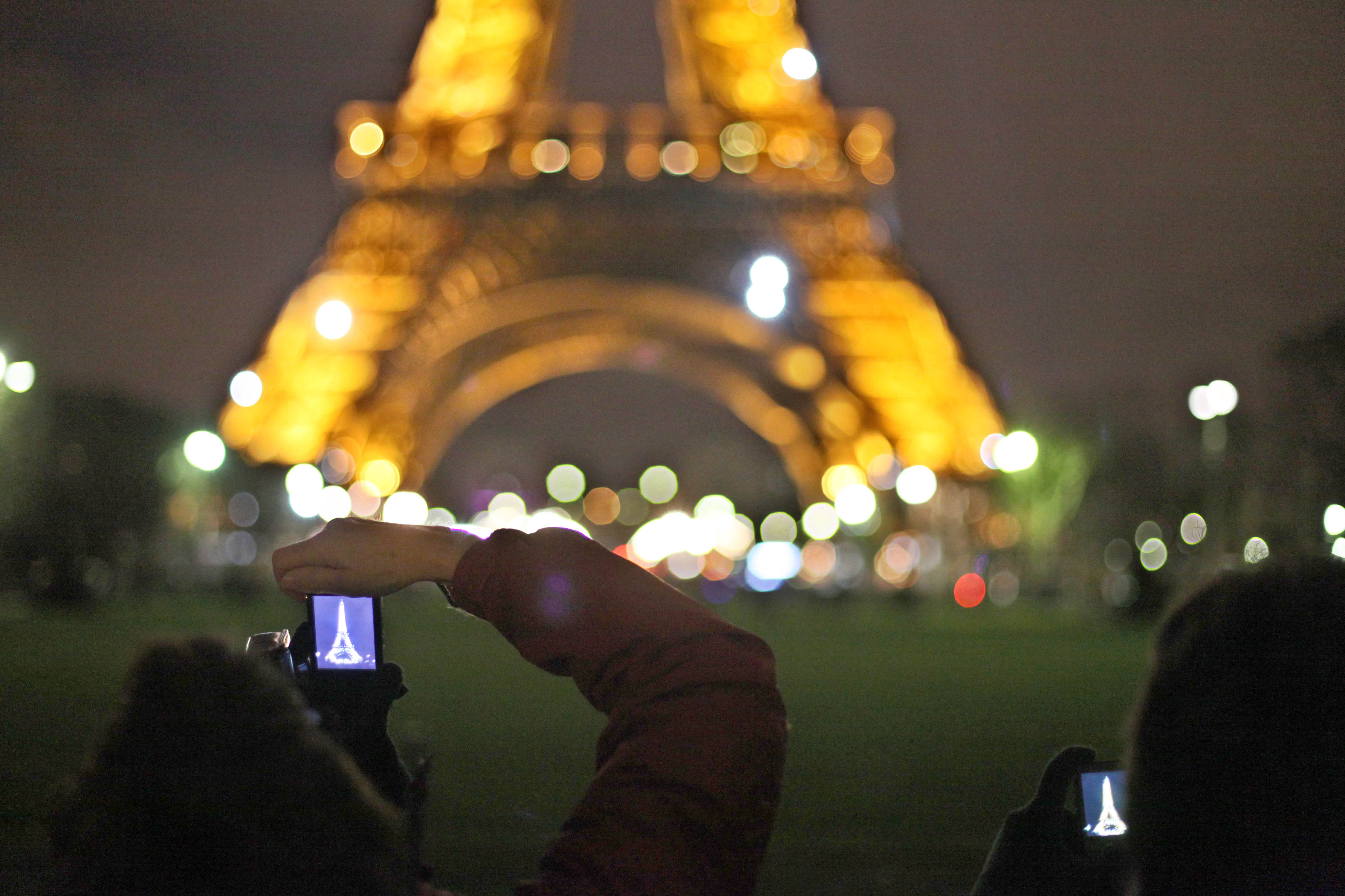 Eiffeltornet evakuerades i förra veckan efter ett bombhot. Nu är hela Paris försatt i maximal beredskap. 