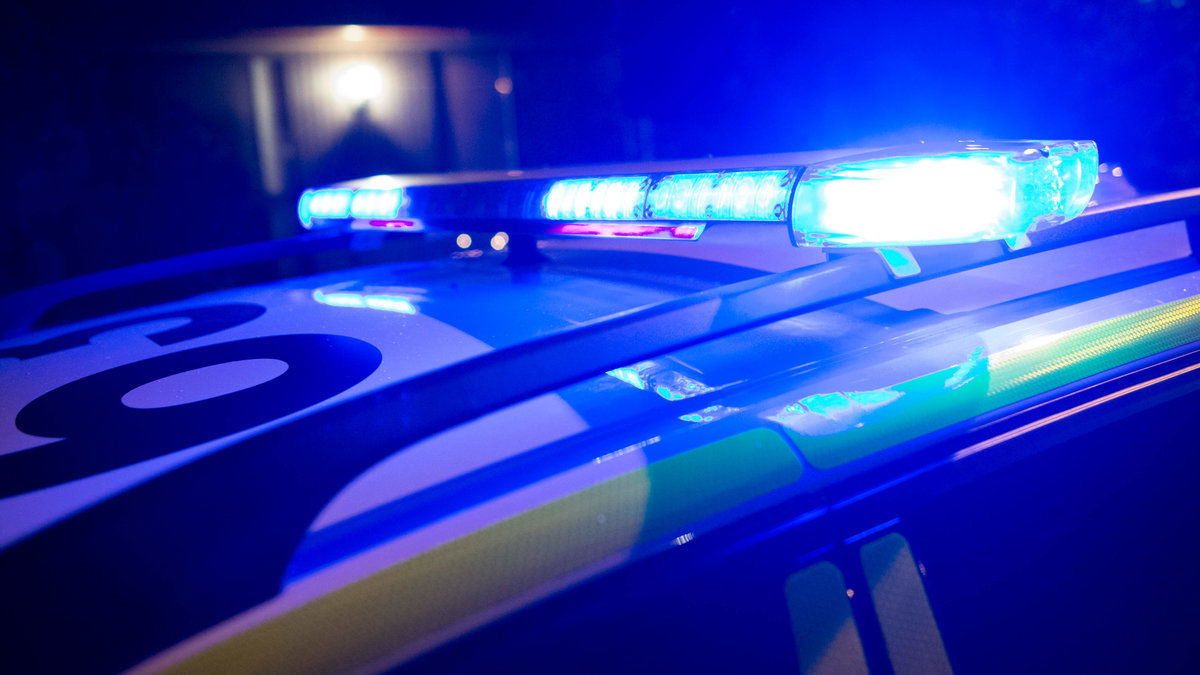 En man har hittats skjuten i Bredäng utanför Stockholm.