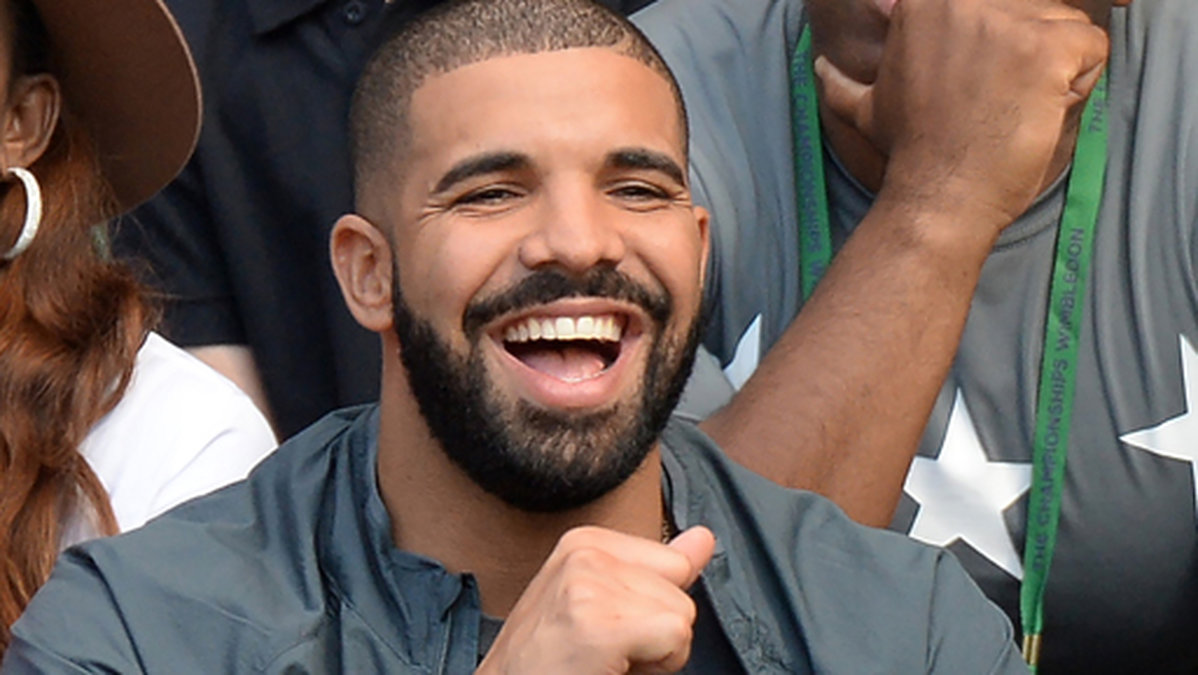 Drake hejar på när Serena Williams spelade i Wimbledon i juli. 