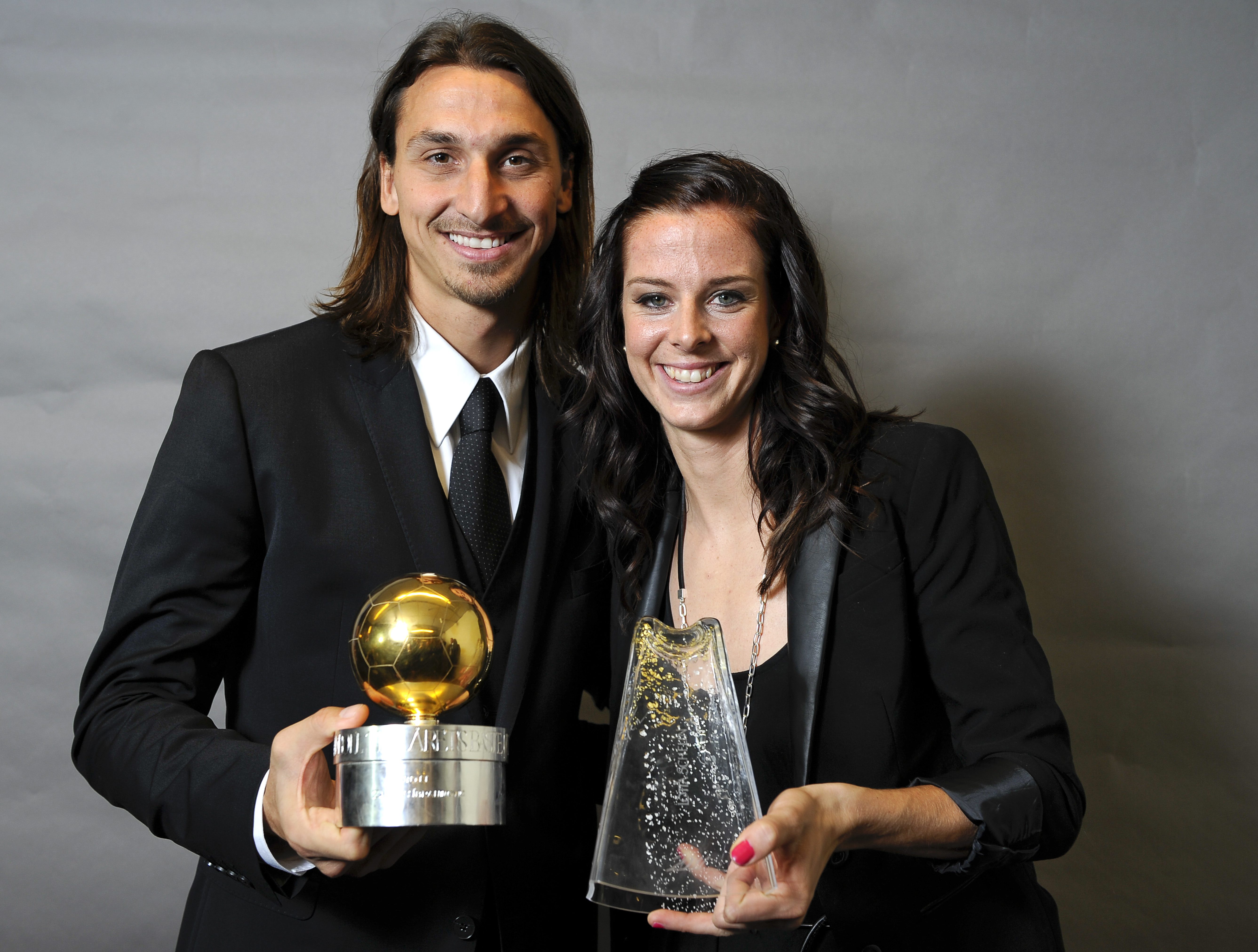 Zlatan Ibrahimovic fick Gulbollen för sjätte året i rad och Dimantbollen gick till Lotta Schelin under fotbollsgalan 2011.
