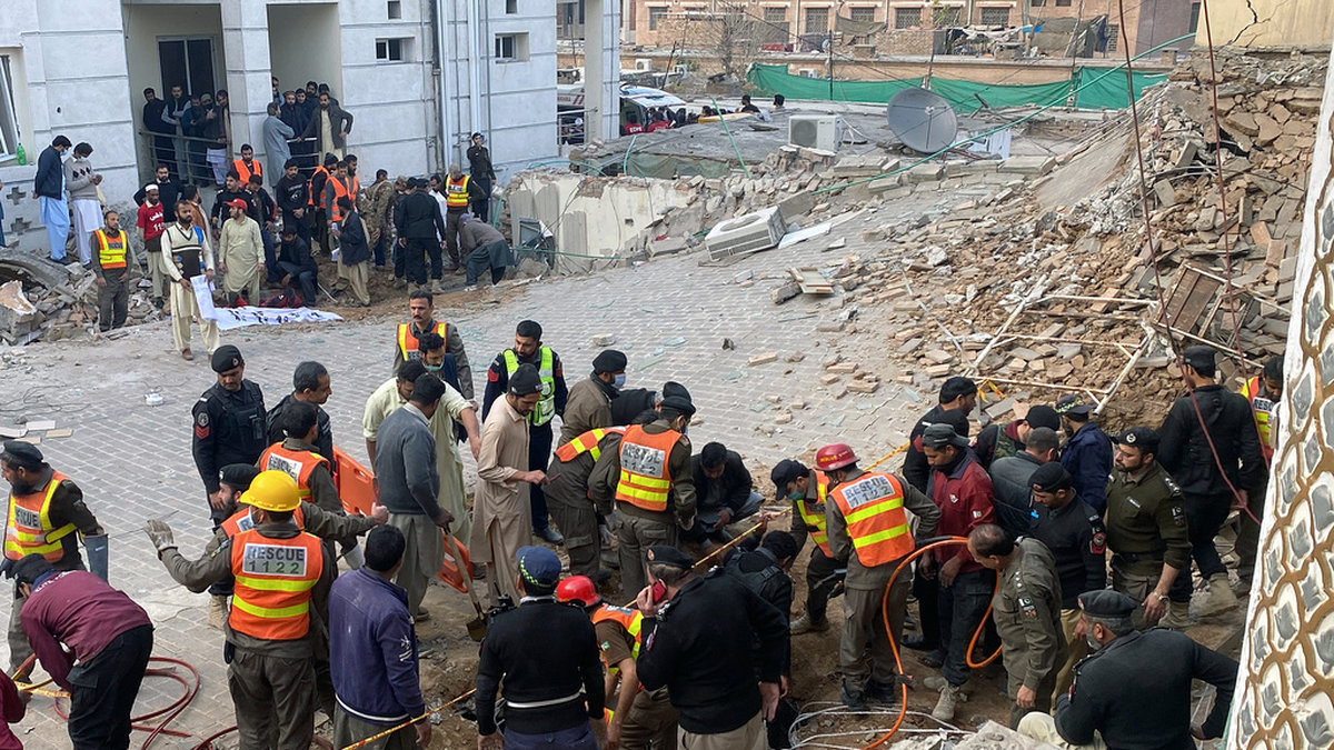 Räddningsarbetet fortsätter efter måndagens massiva explosion vid en moské i Peshawar i Pakistan.