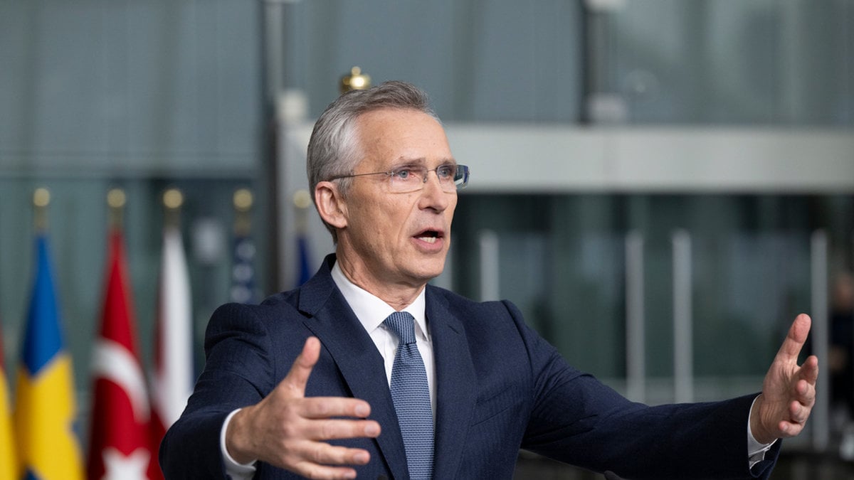 Natos generalsekreterare Jens Stoltenberg strax innan den svenska flaggan hissades på Nato-högkvarteret i Bryssel.