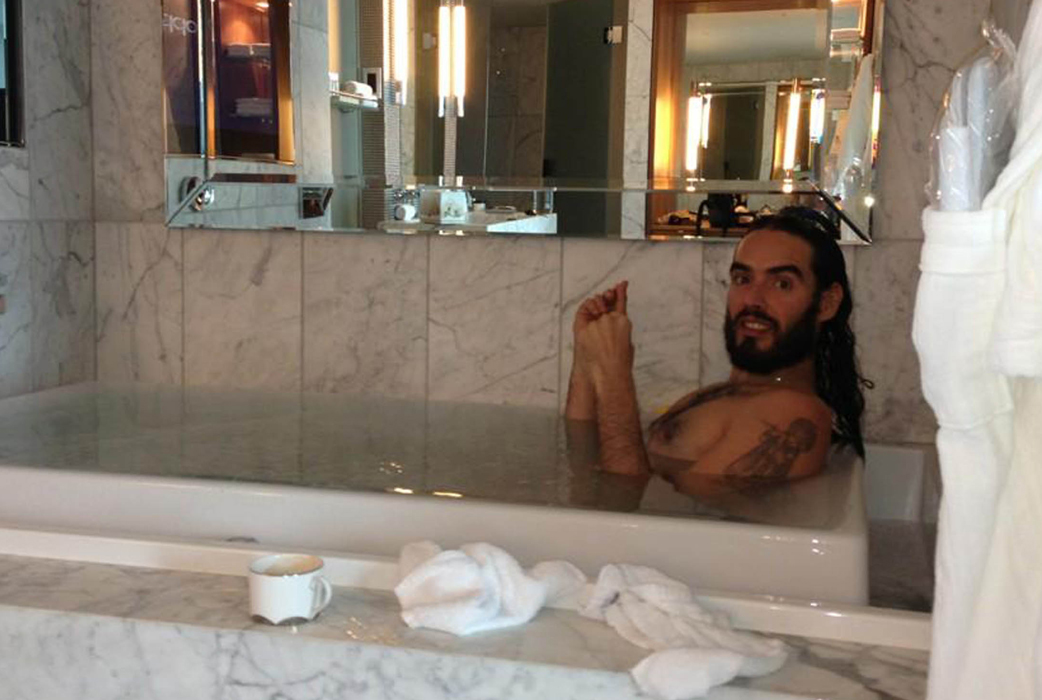 Russell Brand tar ett bad. Russell Brand tar ett bad.