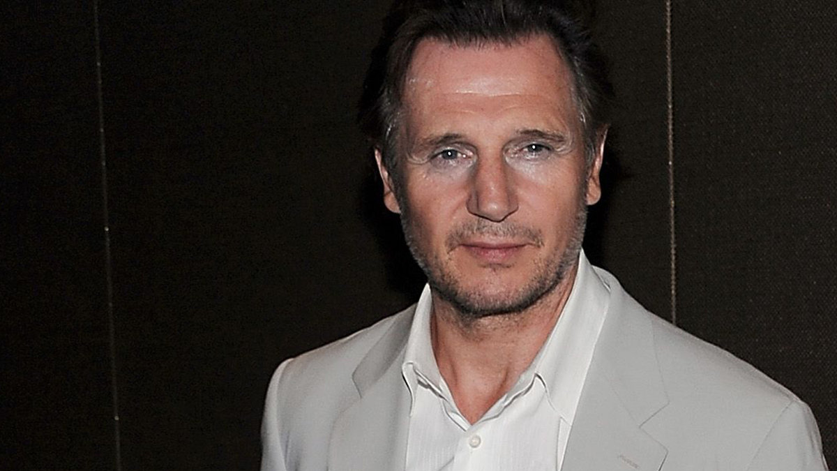 Skådespelaren Liam Neeson har "den största penisen på någon nu levande man". I alla fall om vi ska tro på modellen Janice Dickinson, som har gett Neeson utnämningen. – Han drog ner sina byxor och en Evian-flaska föll ut, sa Janice apropå Neesons utrustning. 