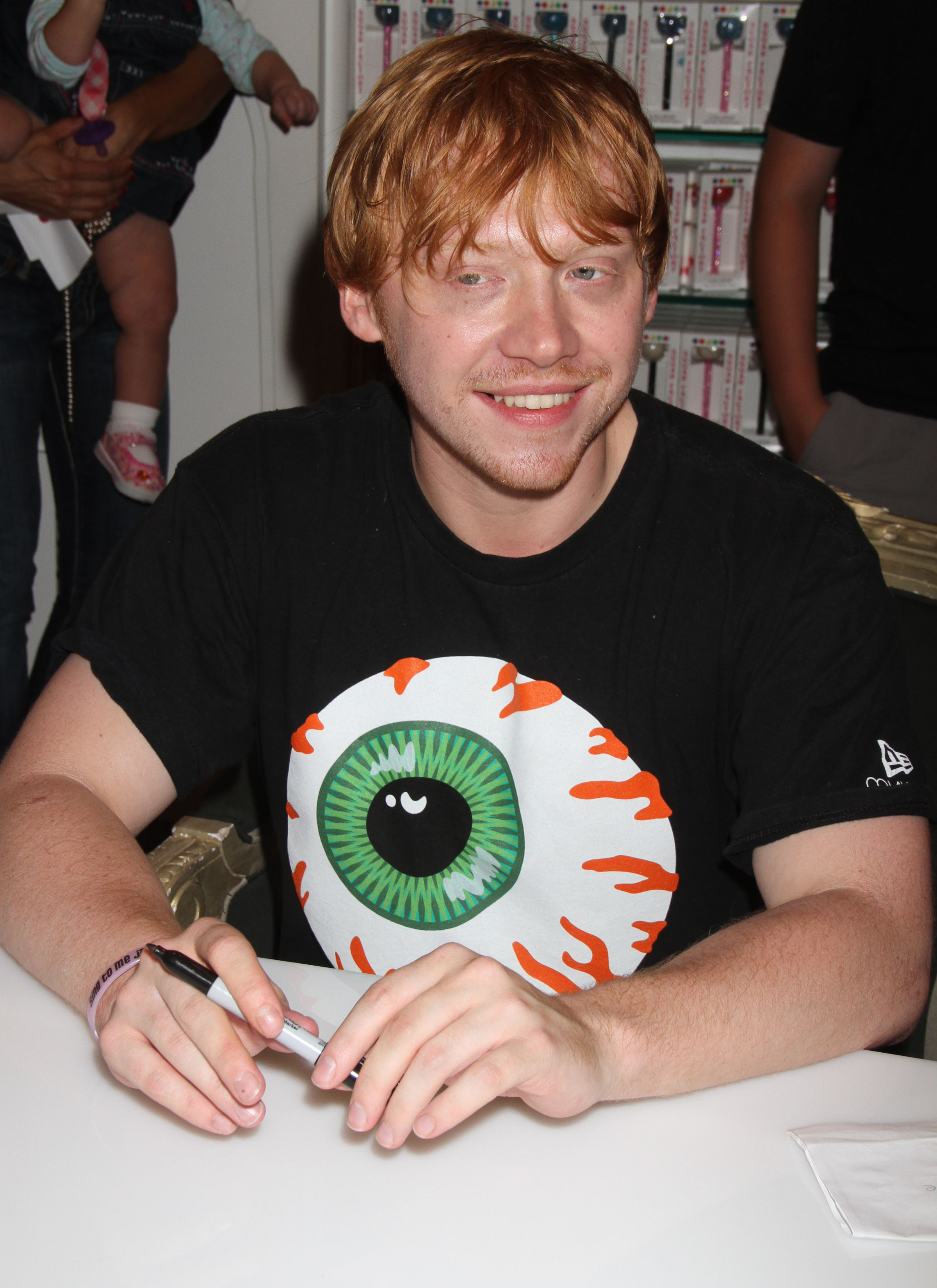 När det är dag för signering känner Harry Potter-stjärnan att den här t-shirten, är den rätta att möta sina fans med. Härligt. När det är dag för signering känner Harry Potter-stjärnan att den här t-shirten, är den rätta att möta sina fans med. Härligt.