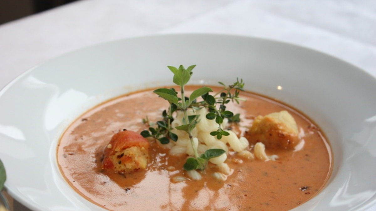 Den vinnande soppan: Mustig tomatsoppa med Cellentani, serveras med dinkelfoccacia med pumpasmör och syrlig kikärtsröra.