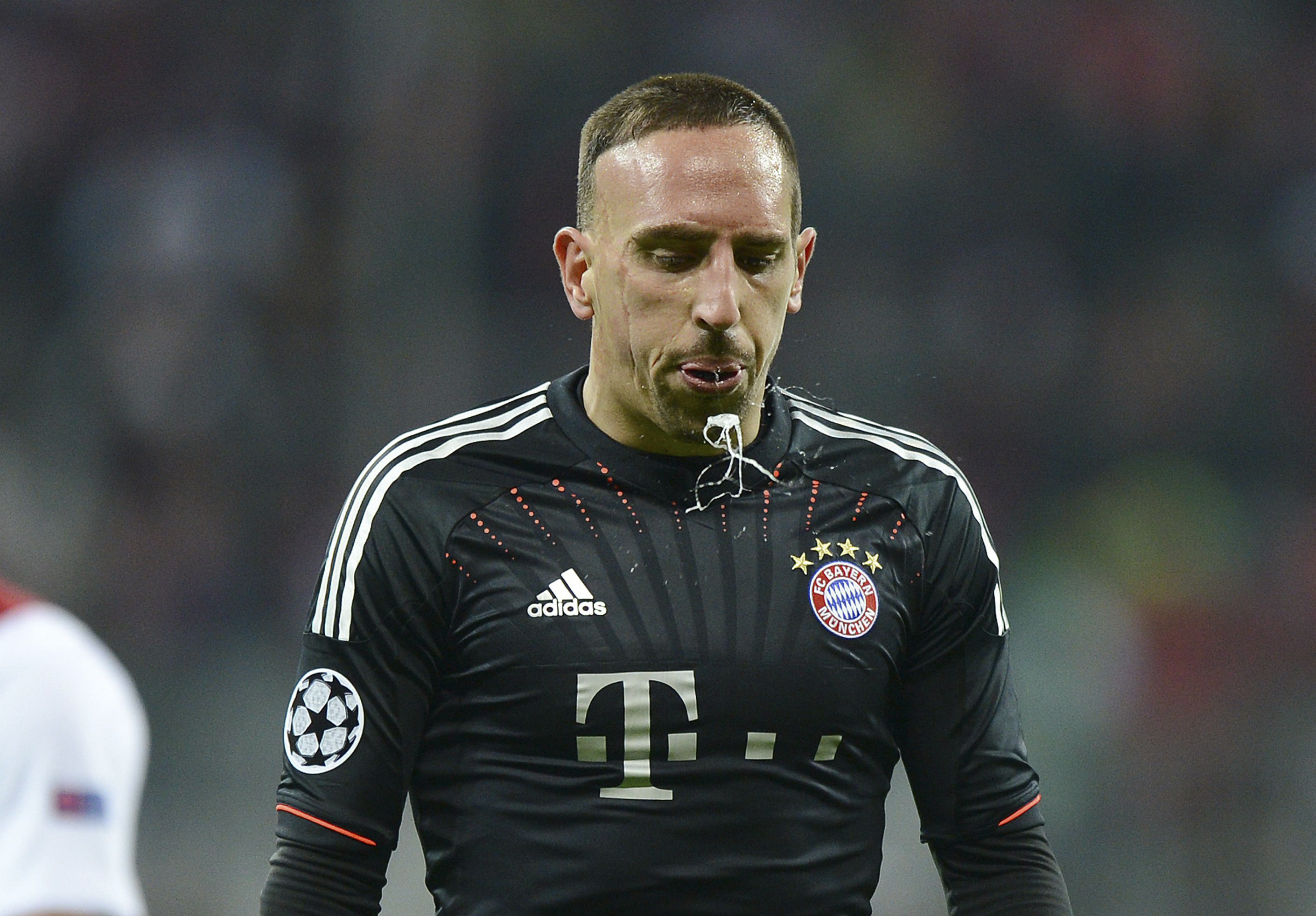 Franck Ribery tömmer käften på spott. Inget magiskt ögonblick, men väl en skön bild. Franck Ribery tömmer käften på spott. Inget magiskt ögonblick, men väl en skön bild.