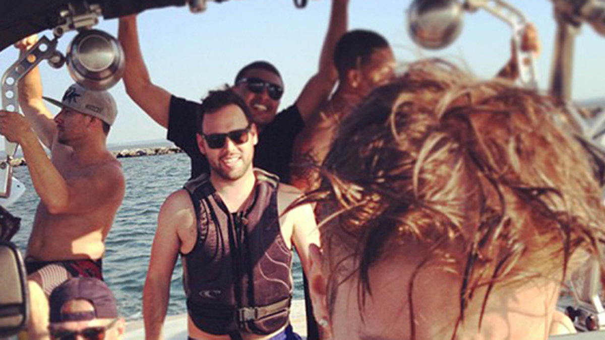 Justin på en båtfest med sina vänner. 