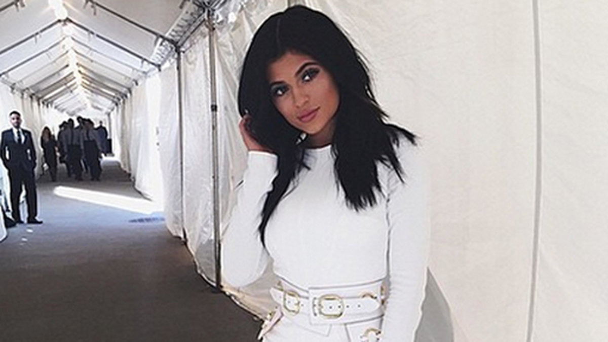 Kylie Jenner i vit klänning.
