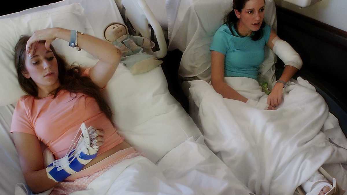 Emily Benton och hennes syster Katie Benton skadades i attacken. 