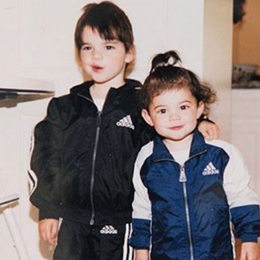 Världens gulligaste throwback?? Kendall och Kylie Jenner som små i matchande Adidas-outifts. Världens gulligaste throwback?? Kendall och Kylie Jenner som små i matchande Adidas-outifts.
