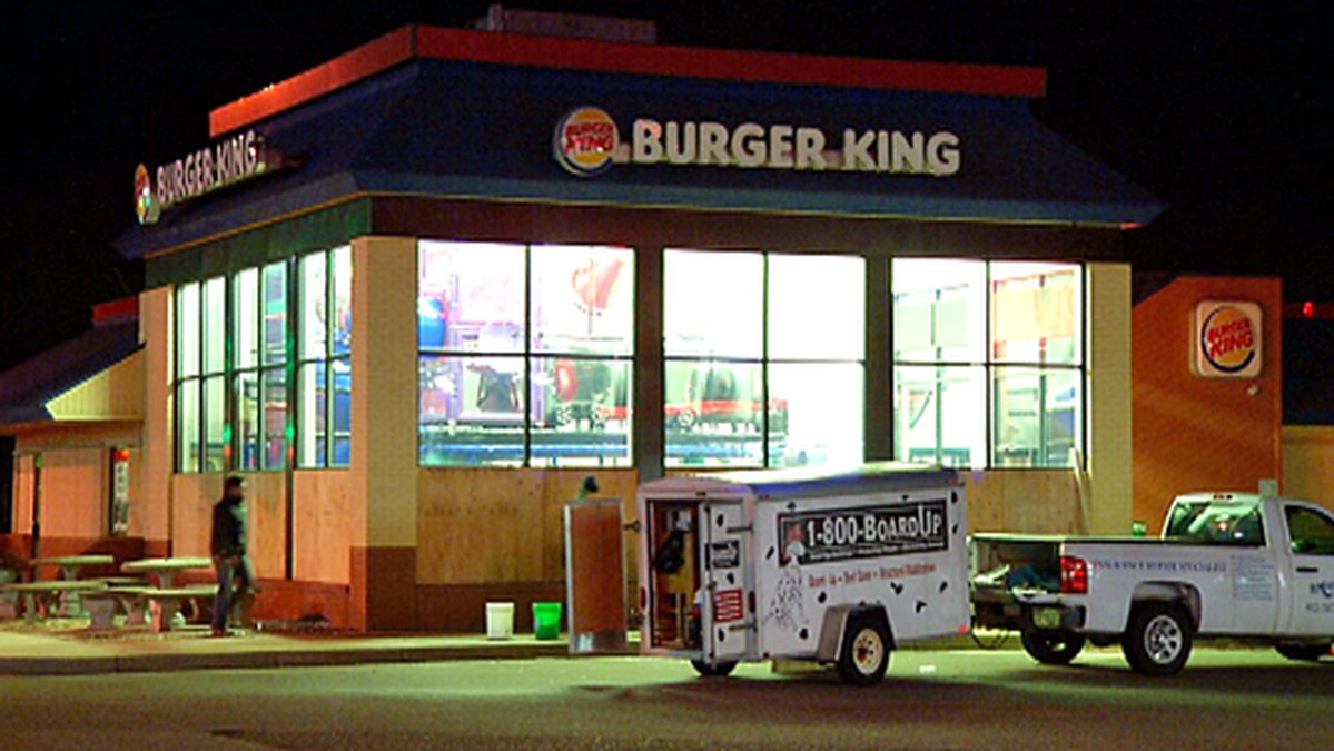 Anställda på Burger King i Minnesota krossade alla fönster.
