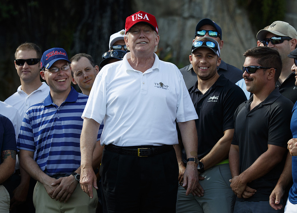 Donald Trump spelar golf. Donald Trump spelar golf.