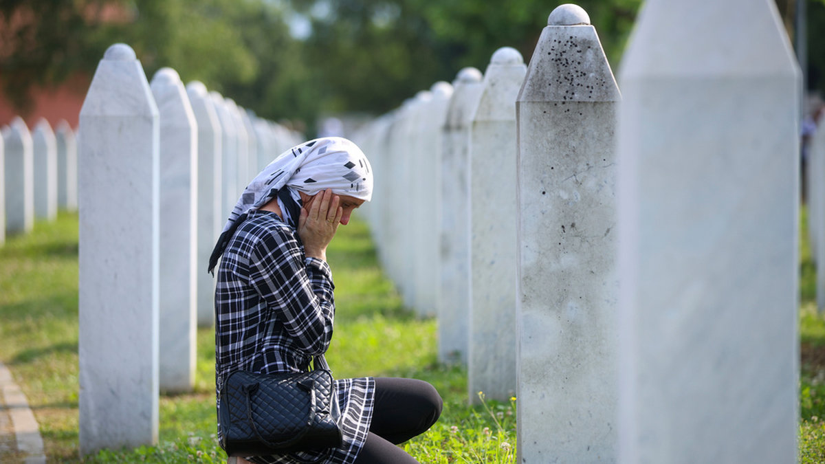 En bosniskt kvinna sörjer vid kyrkogården för offren för folkmordet i Srebrenica. Arkivbild.