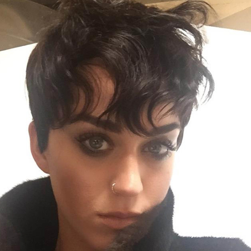 Katy Perry visar sin nya frilla. Katy Perry visar sin nya frilla.
