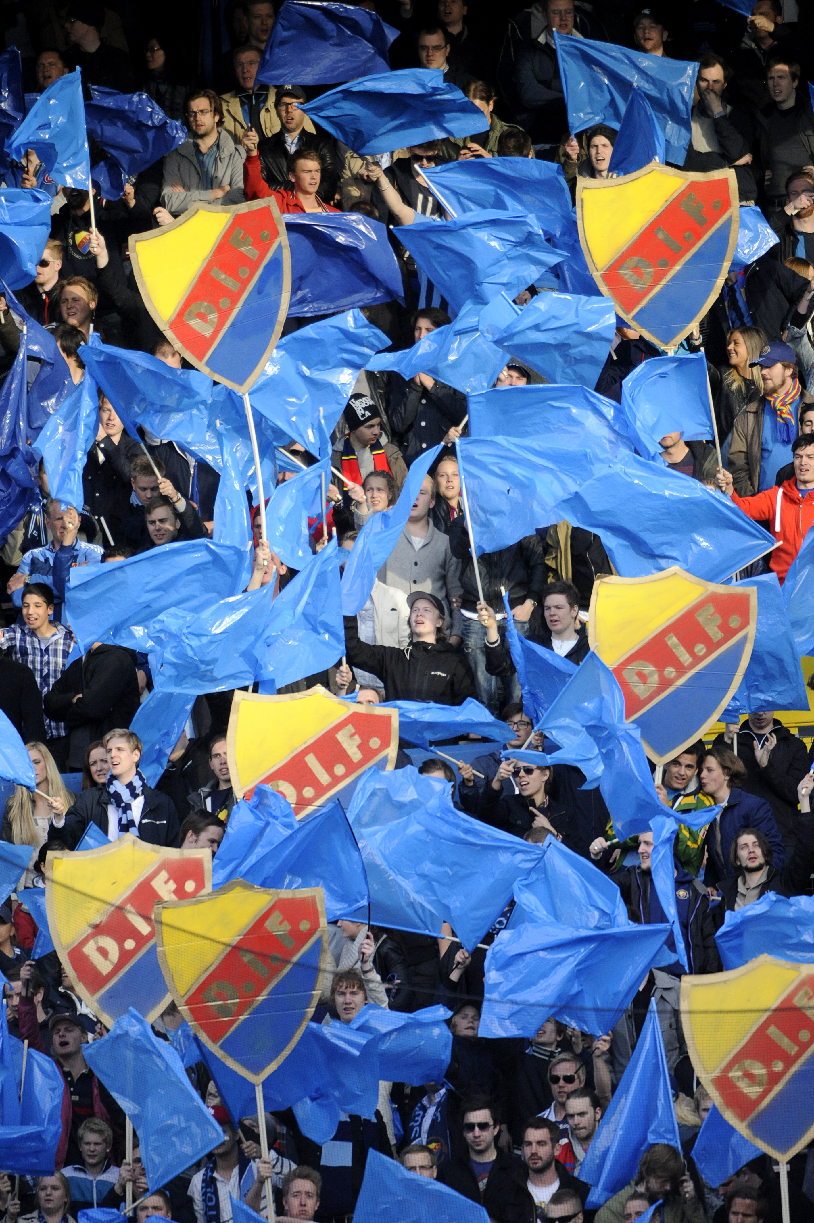 Djurgårdens fans invaderade Södra. Runt 7 000 Dif-supportrar var på plats. Djurgårdens fans invaderade Södra. Runt 7 000 Dif-supportrar var på plats.