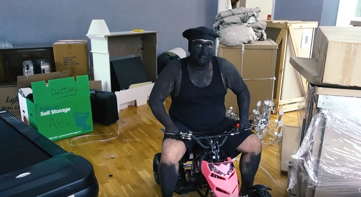 Danjal sminkas i blackface. Danjal sminkas i blackface.