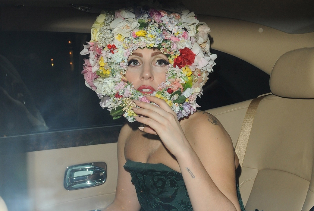 Lady Gaga kan skrämma slag på den mest härdade personen med sina specialla outfits. Men hennes egna rädslor kämpar hon hårt för att hantera. Lady Gaga, som är rädd för spöken, köpte en elektromagnetisk spökdetektor. För den betalade hon en halv miljon kronor. Lady Gaga kan skrämma slag på den mest härdade personen med sina specialla outfits. Men hennes egna rädslor kämpar hon hårt för att hantera. Lady Gaga, som är rädd för spöken, köpte en elektromagnetisk spökdetektor. För den betalade hon en halv miljon kronor.