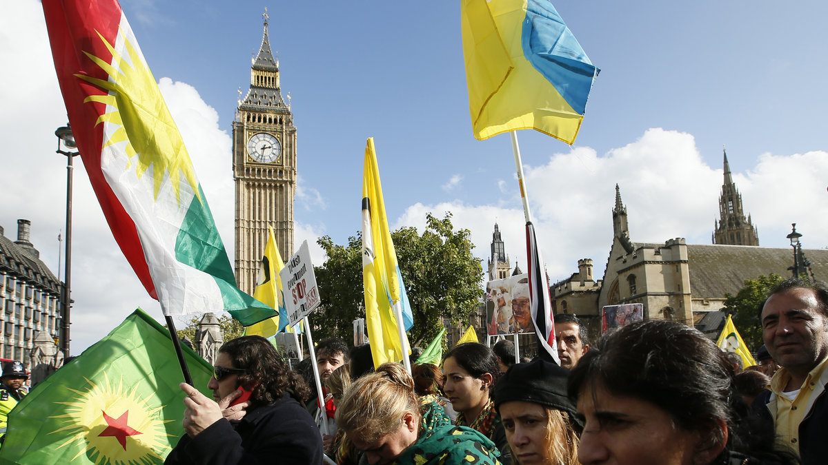 Demonstranter framför Westminister Abbey i London.