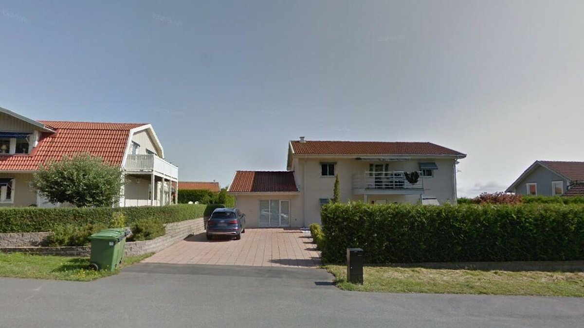 Denna Google Street View-bild visar var Björnebergsvägen 54 i Jönköping är belägen. Fastigheten bytte ägare i november 2020, när de nya ägarna tog över fastigheten för 9 000 000 kronor. 