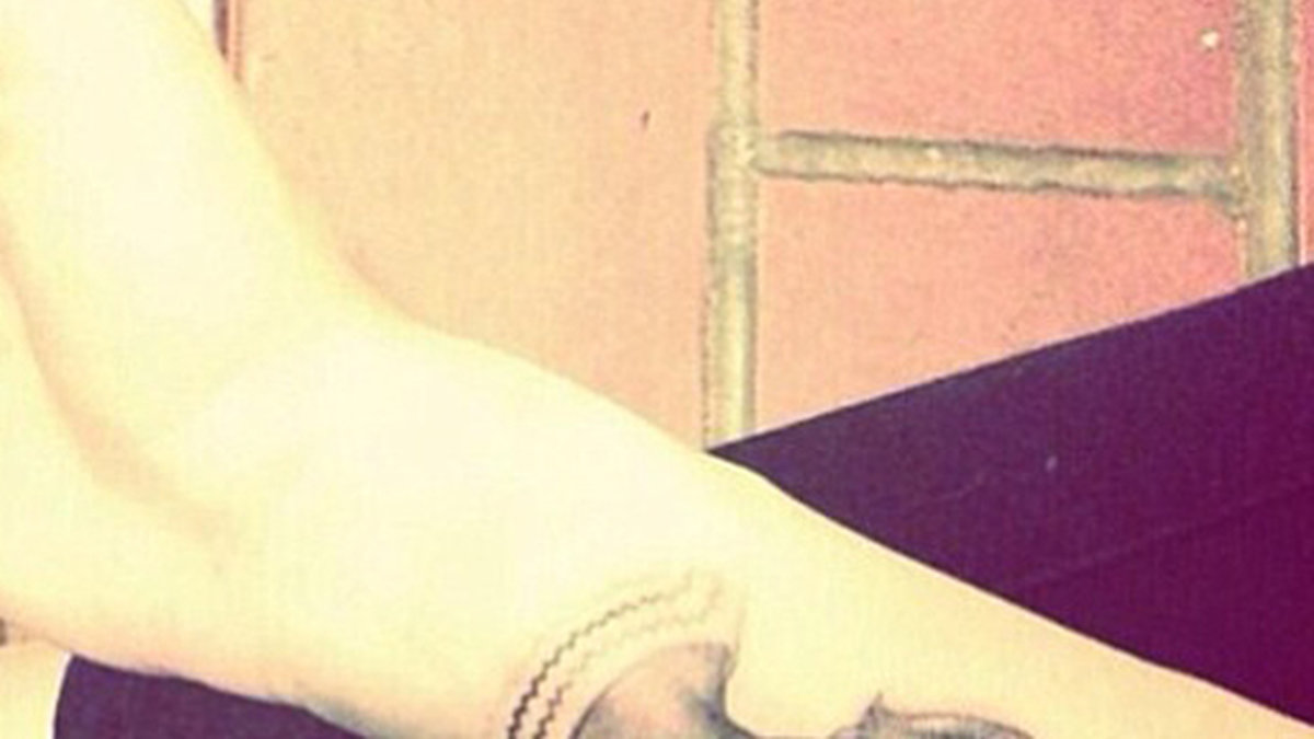 Miley ville även hedra sin mormor Loretta Finfley, så hon gjorde ett porträtt av Loretta på sin arm. 