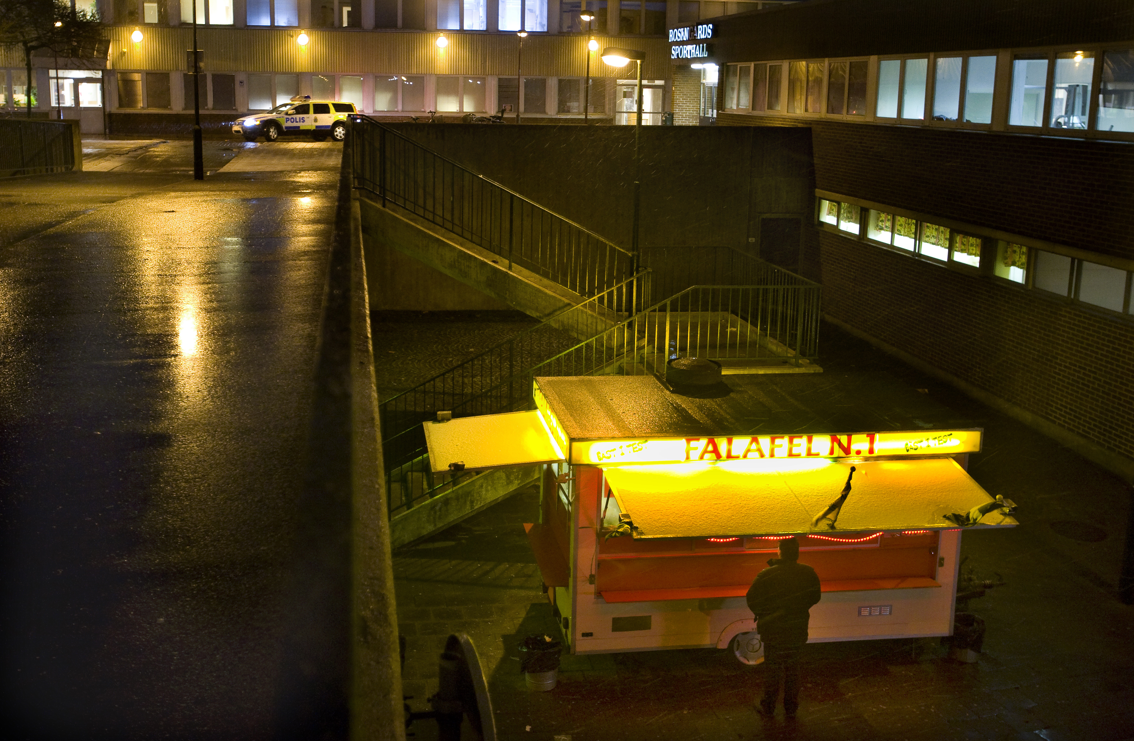 18/1/2010. En falafelvagn i Malmö besköts - av en 11-åring. 
– Jag stod härinne och tittade efter dem. När han riktade pistolen mot mig drog jag in huvudet, sa falafelförsäljaren. 11-åringen kunde gripas tre dagar senare.