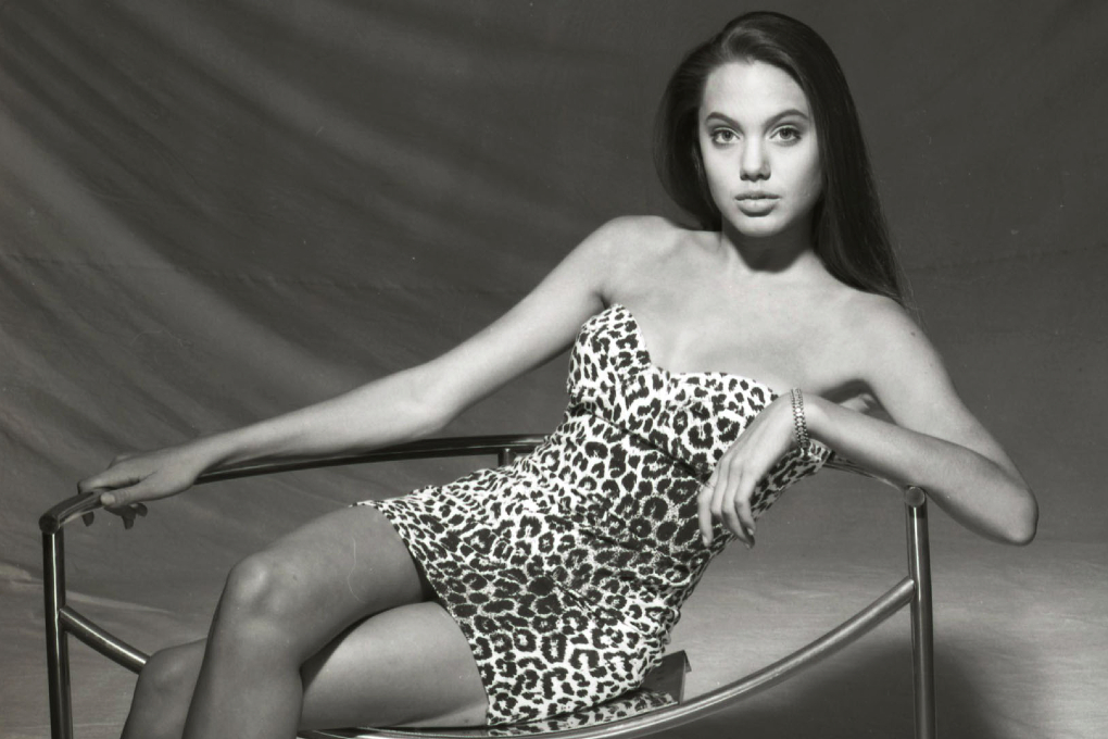 En 15-årig Angelina Jolie börjar sin karriär som modell. En 15-årig Angelina Jolie börjar sin karriär som modell.