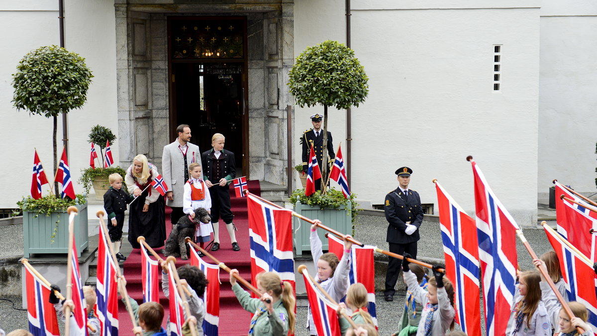 Norska kungafamiljen firar också.