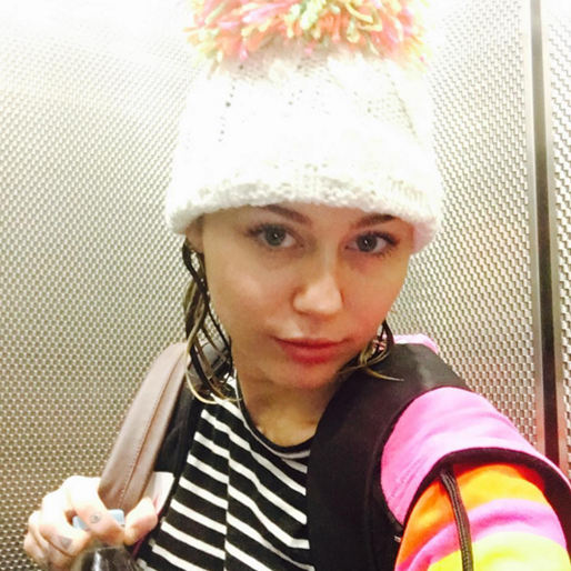 Miley Cyrus i speciell mössa. Miley Cyrus i speciell mössa.