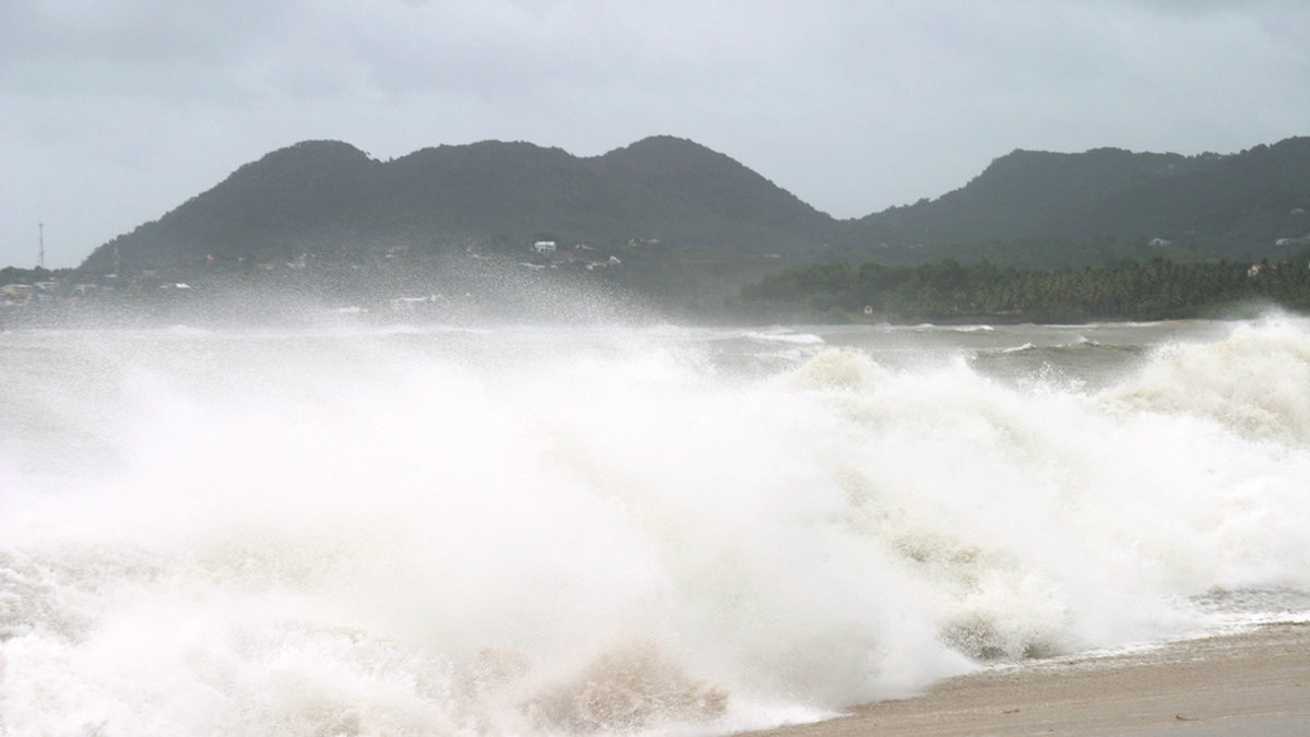 Stora vågor slår in mot en strand på ön Saint Lucia i Karibien. Klimatförändringarna hotar att drabba flera öar i området. Arkivbild.