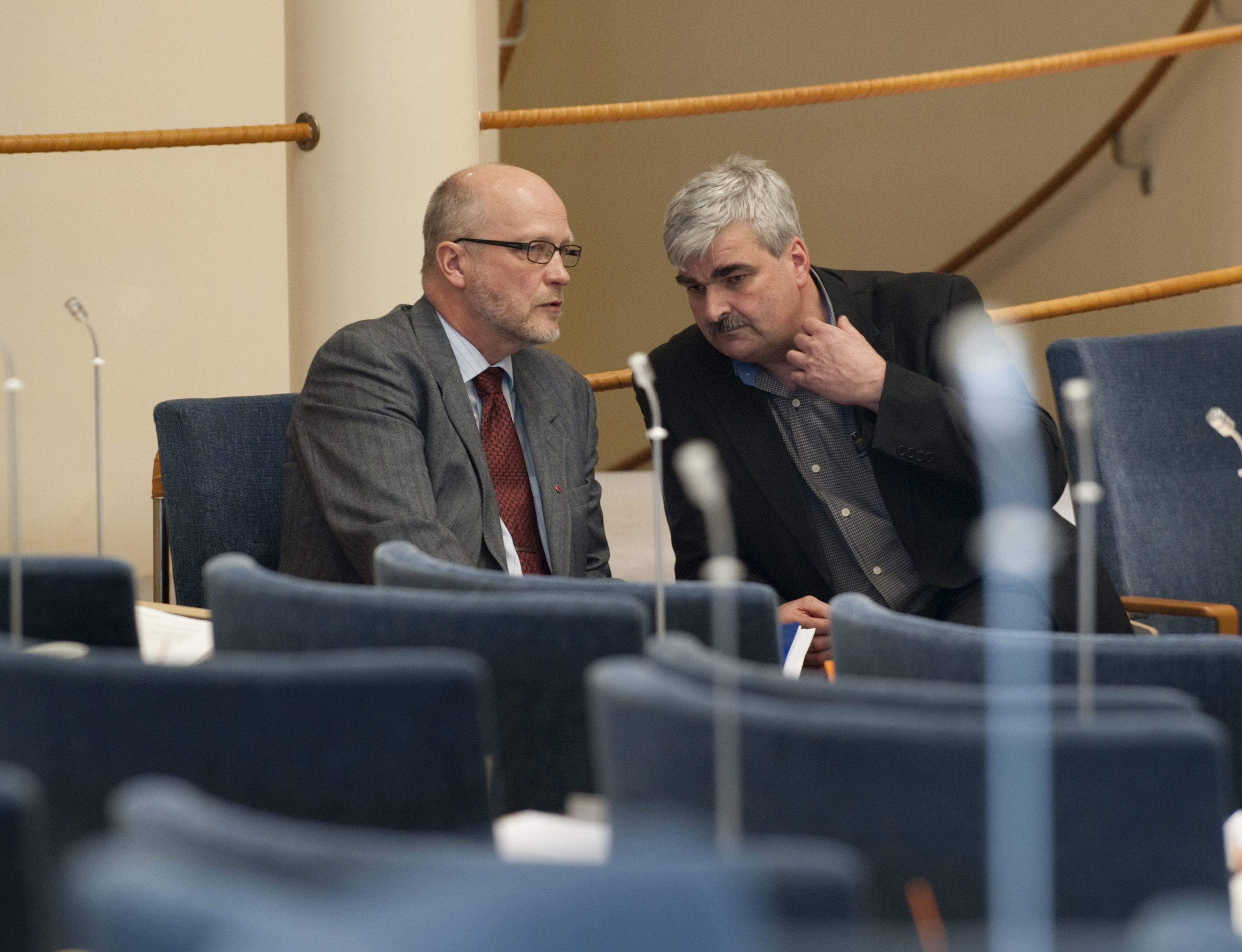 Sven-Erik Österberg och Håkan Juholt i riksdagen.