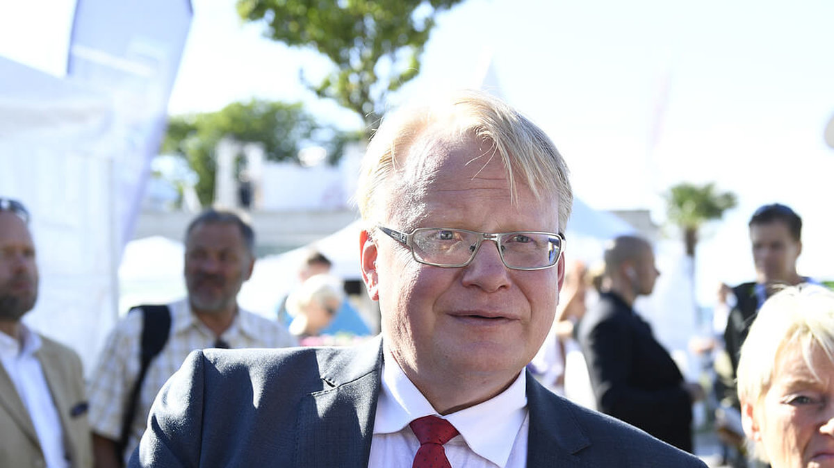 10. Peter Hultqvist, Sveriges försvarsminister, kommer på plats tio över Sveriges mäktigaste. 