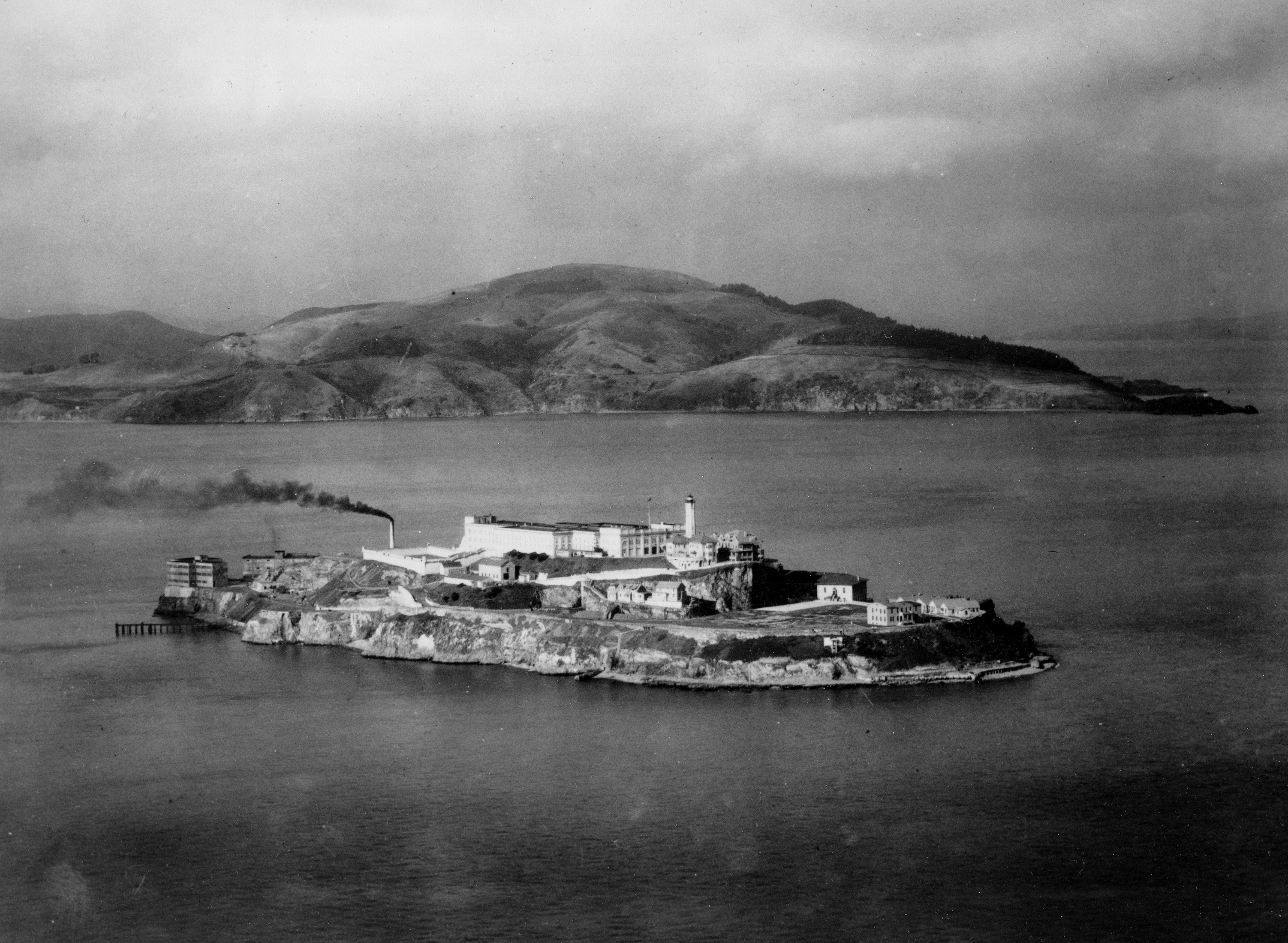Bankrånarna Frank Lee Morris, Clarence- och John Angelin rymde från det ökända fängelset Alcatraz i juni 1962.